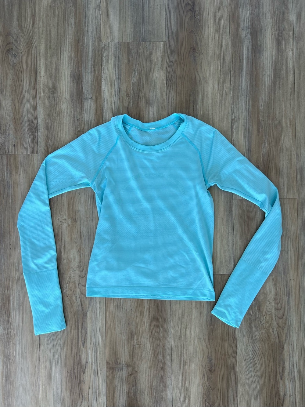 Lululemon Swiftly Tech Long Sleeve Race Length Crop Top Size 4 icing blue